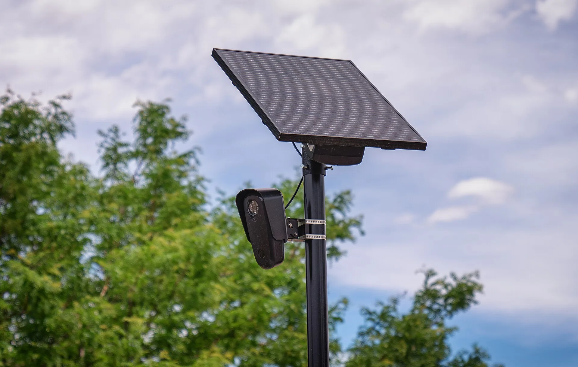 A Flock Safety license plate reader camera on a solar-powered pole outside a store in Aurora, Colo. The picture does not show a Boynton Beach camera.